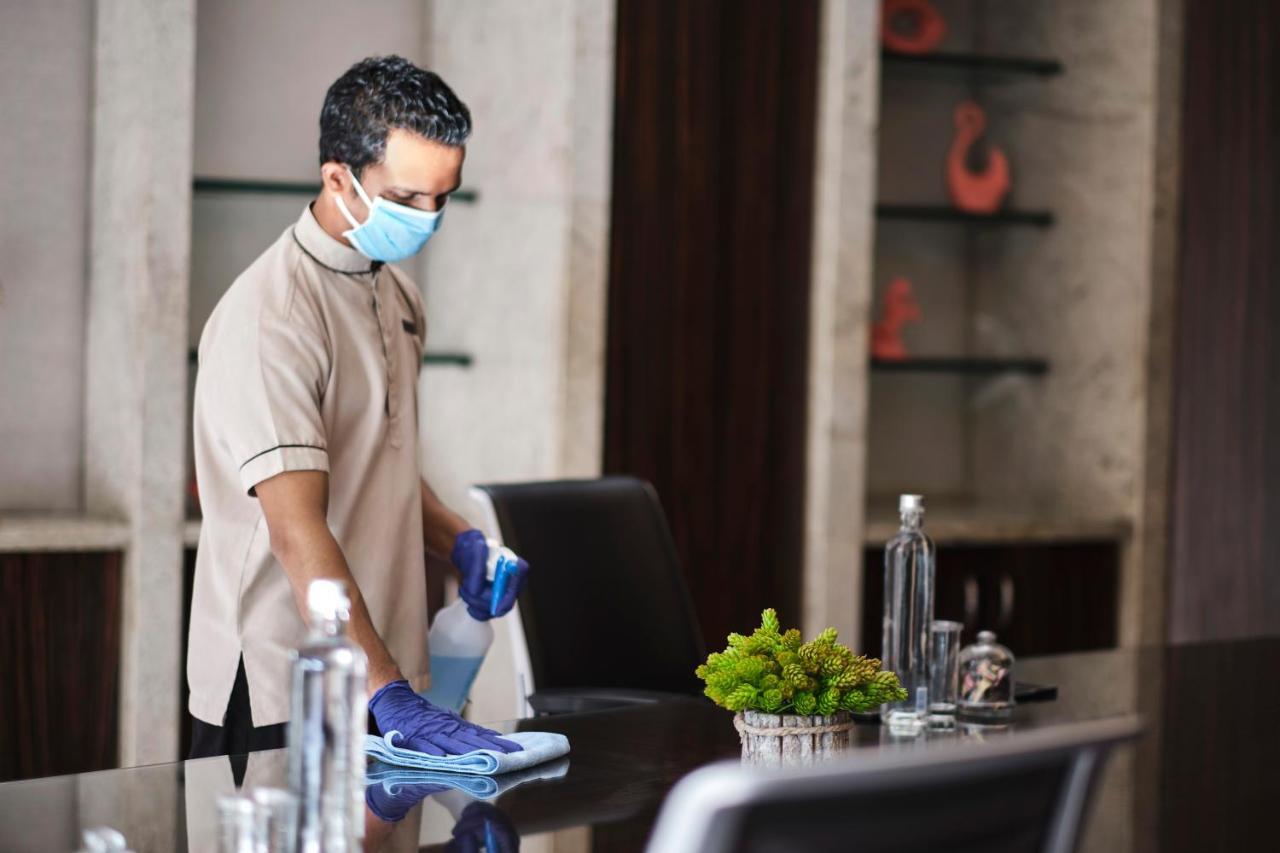 ไฮแอท รีเจนซี จันทิครห์ Hotel จัณฑีครห์ ภายนอก รูปภาพ A hotel employee wearing a mask and gloves