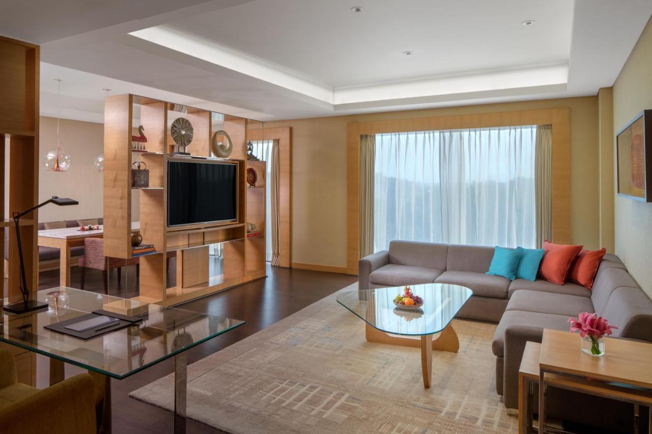 ไฮแอท รีเจนซี จันทิครห์ Hotel จัณฑีครห์ ภายนอก รูปภาพ A living room in a suite at the hotel