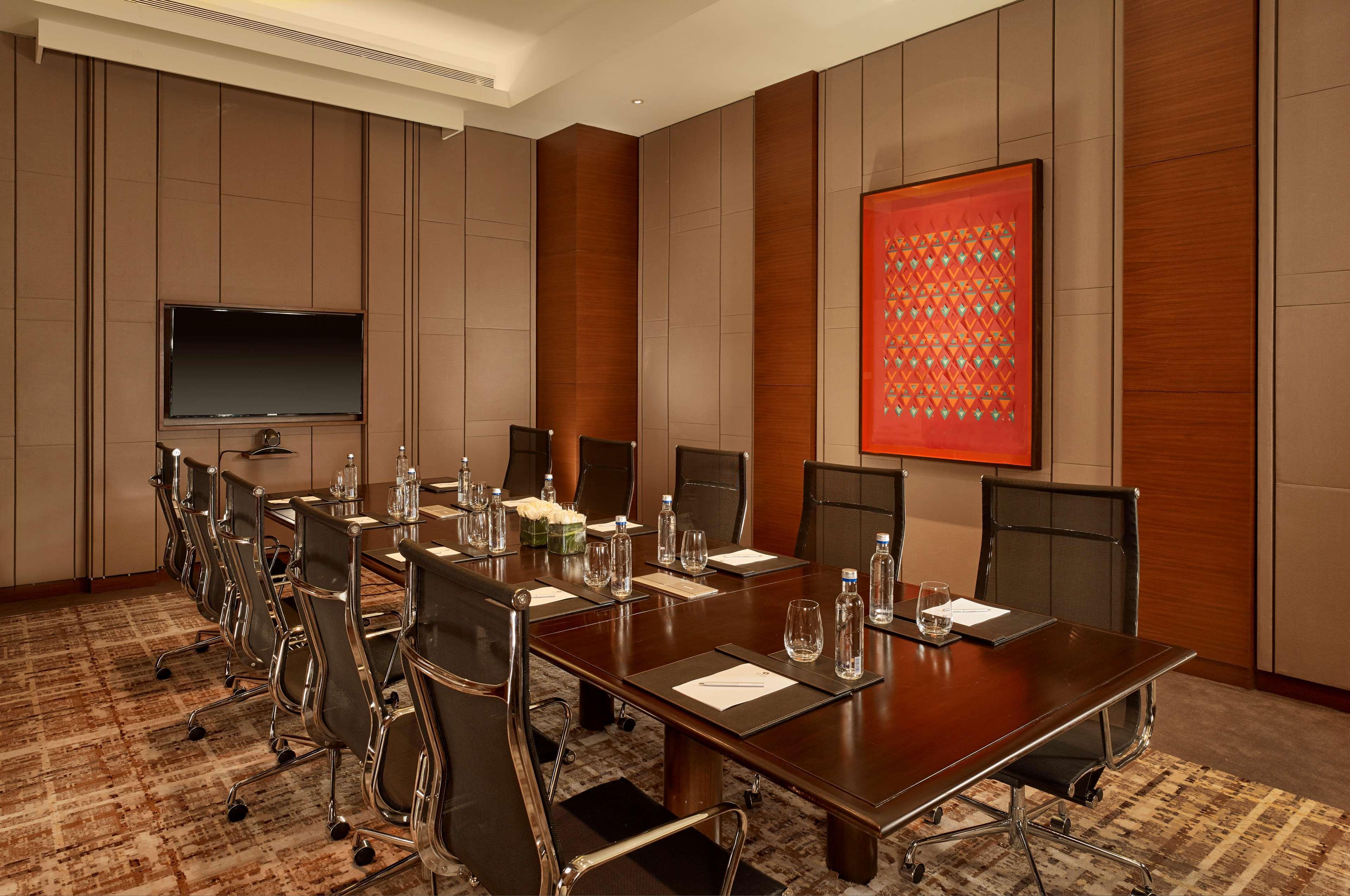 ไฮแอท รีเจนซี จันทิครห์ Hotel จัณฑีครห์ ภายนอก รูปภาพ A boardroom at the Taj Mahal Palace, Mumbai, India