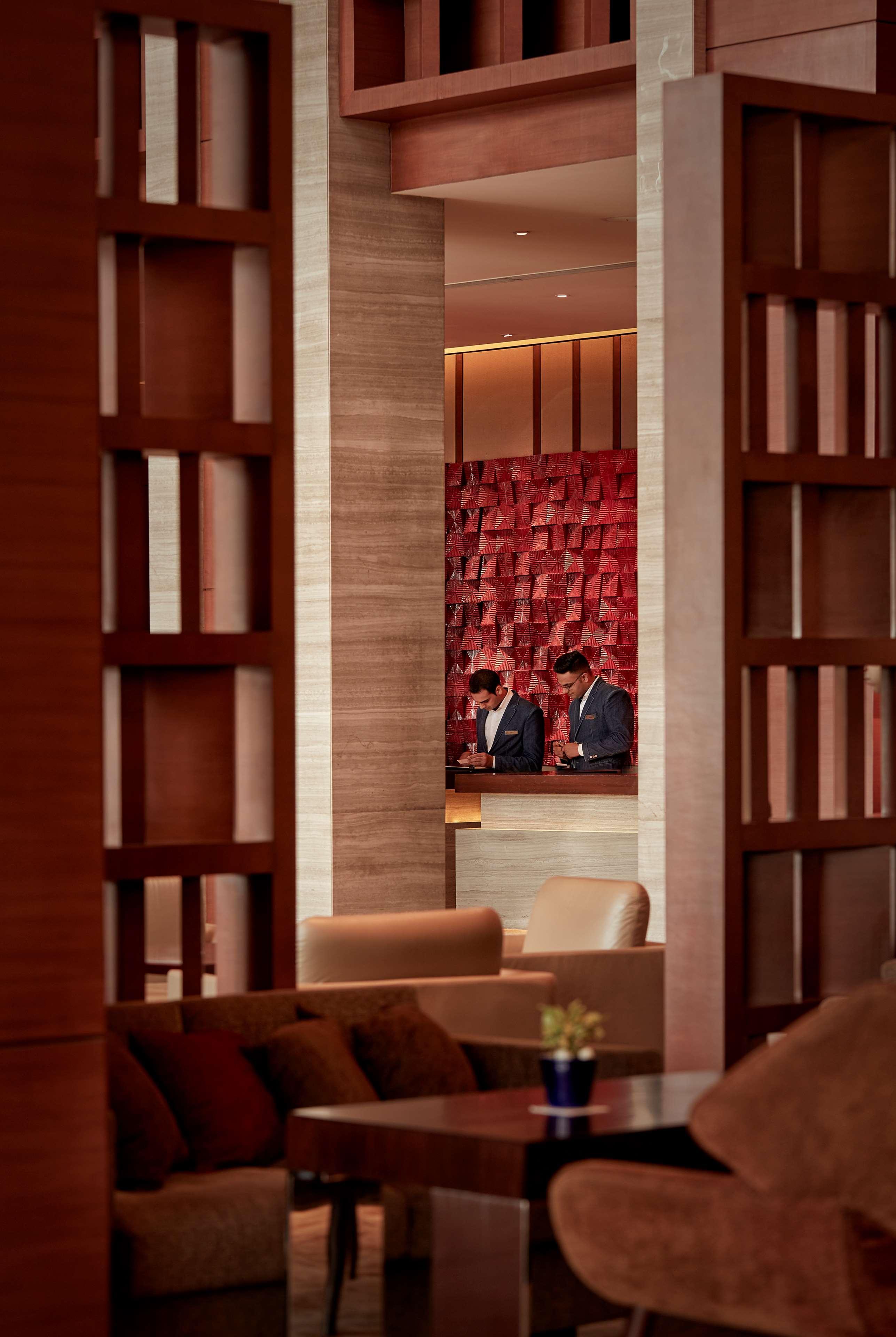 ไฮแอท รีเจนซี จันทิครห์ Hotel จัณฑีครห์ ภายนอก รูปภาพ Concierge at the Concierge Desk